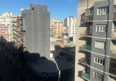 Venta un ambiente con ventanal a la calle